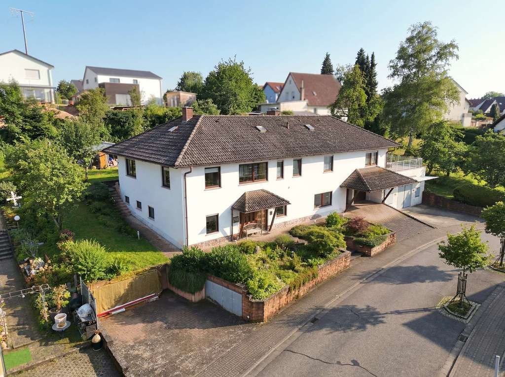 Immobilie in Heltersberg - Familienfreundliches Einfamilienhaus mit Einliegerwohnung und Doppelgarage - Bild 0