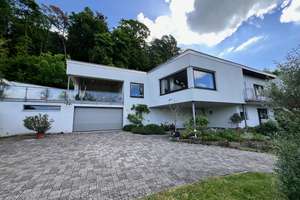 Freistehendes Einfamilienhaus mit ELW und herrlichem Ausblick – Die vollständige Adresse der Immobilie erhältst du vom Anbieter., 97688 Bad Kissingen – Vorschaubild 1