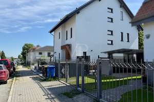 Modernes Familienhaus (2021)
186 m² | Pool | Heimkino | 3 Bäder
Nähe Adlershof & BER – Die vollständige Adresse der Immobilie erhältst du vom Anbieter., 12524 Altglienicke, Berlin – Vorschaubild 4
