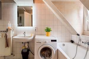 2-Zimmer-Dachgeschosswohnung in Wiesbaden mit modernisiertem Bad/WC (2025) und ausgebauter Dachboden