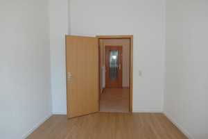 Ab sofort zu haben: Kleine Singlewohnung mit Laminat, Küchenbereich im Vorraum und Bad mit Dusche – Adlergasse 13, 1067 Dresden – Vorschaubild 2