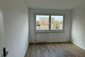 Familienfreundliches Zuhause! Helle 3-Zimmer-Wohnung mit moderner Einbauküche und einladendem Balkon – Wolgograder Allee 58, 9123 Hutholz, Chemnitz – Vorschaubild 2