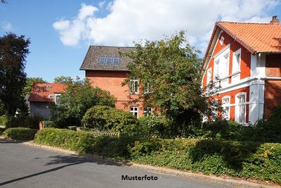 Einfamilienhaus nebst Doppelcarport, Stall und Schuppen