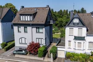 Liebevoll saniertes Einfamilienhaus mit vermieteter Einliegerwohnung. 178m². Einzugsfertig. – Die vollständige Adresse der Immobilie erhältst du vom Anbieter., 42719 Wald, Solingen – Vorschaubild 2