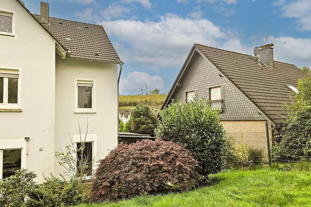 Immobilie in Halver - Ein-/Zweifamilienhaus mit Garage, Doppelcarport und Garten - Bild 1