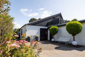 *** aus PFLEGENDER HAND in BELIEBTER LAGE mit viel RAUM und GARTEN *** – Oldenburg (Kreis) – Vorschaubild 1