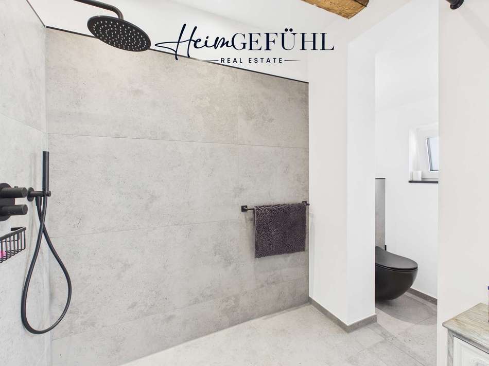 Dusche mit angrenzender Toilet