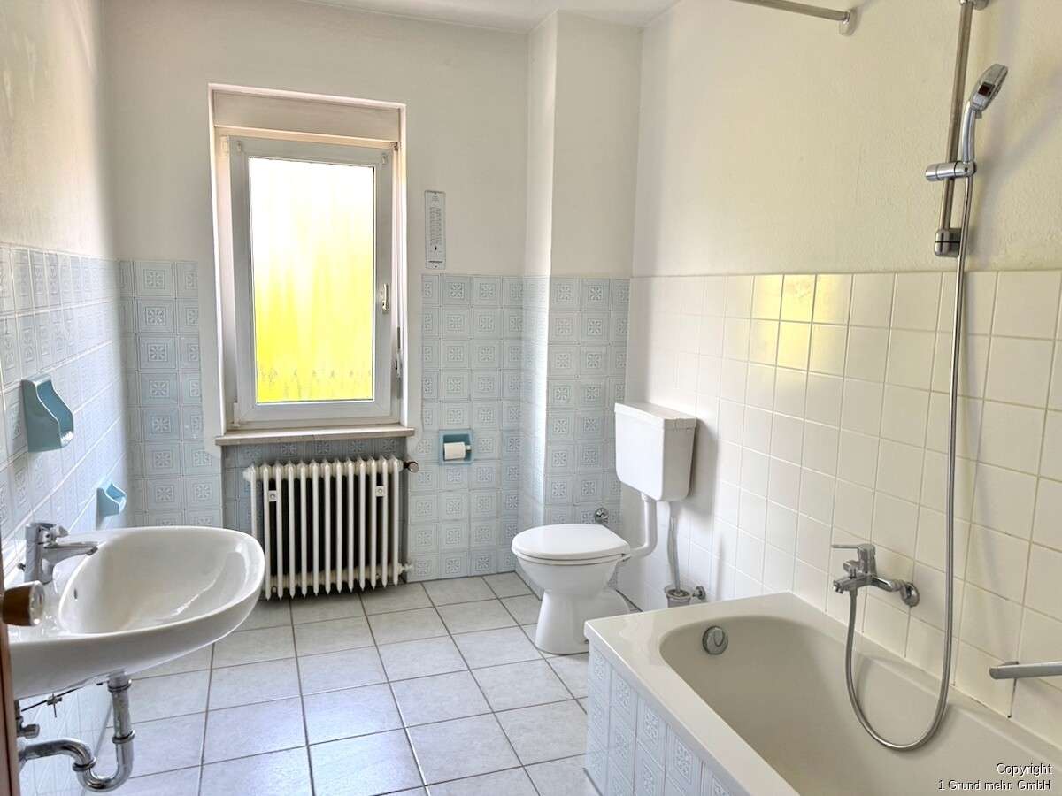 Immobilie in Feldkirchen-Westerham - Großzügige Doppelhaushälfte mit zwei Wohneinheiten und Ausbaupotential in idyllischer, naturnaher La - Bild 2