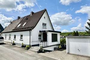 Familienfreundliche Doppelhaushälfte mit Wohlfühlgarten, Terrasse und Teich – Die vollständige Adresse der Immobilie erhältst du vom Anbieter., 57078 Geisweid, Siegen – Vorschaubild 2