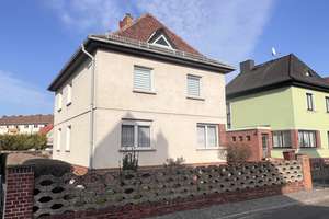 Ihr neues Zuhause: Stilvolles Ein/Zweifamilienhaus in zentraler und dennoch ruhiger Lage
