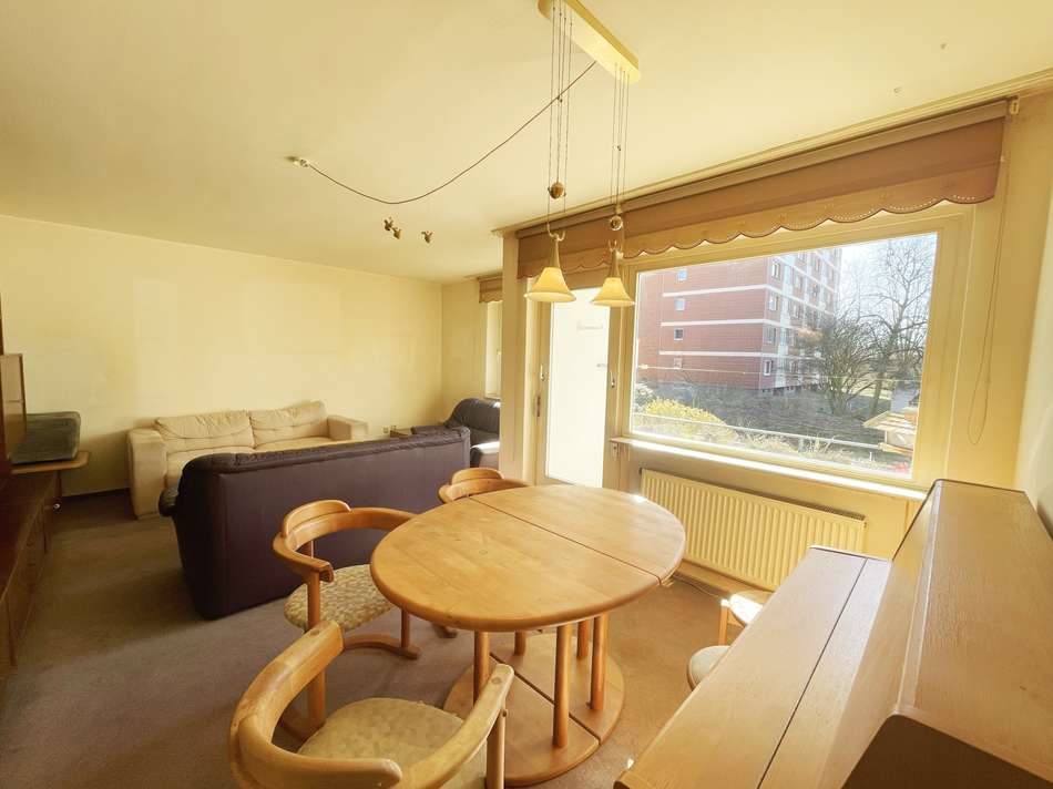 Wohnzimmer mit Balkon