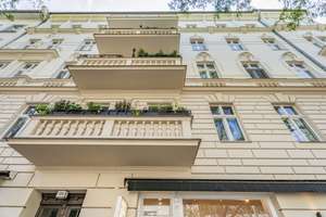 Kapitalanlage - Attraktive Dachgeschosswohnung in schönem Stuckaltbau – Die vollständige Adresse der Immobilie erhältst du vom Anbieter., 10625 Charlottenburg, Berlin – Vorschaubild 2