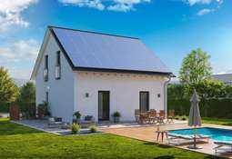 Modernes Solarhaus mit Pool
