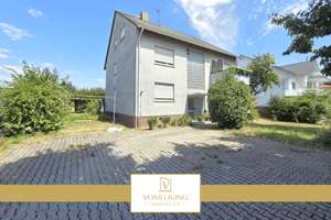 Sanierungsbedürftiges Mehrfamilienhaus in Feldrand- und Sackgassen Lage mit KFZ Stellplätzen – 60437 Harheim, Frankfurt am Main – Vorschaubild 1