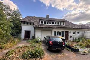 Großzügige Doppelhaushälfte mit Split-Level-Architektukr und Garten