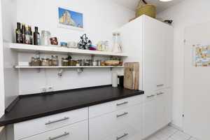 Geschmackvolle 3-Zimmer-Erdgeschosswohnung mit Balkon und Einbauküche in München Forstenried – Herterichstr. 163A, 81476 München – Vorschaubild 1