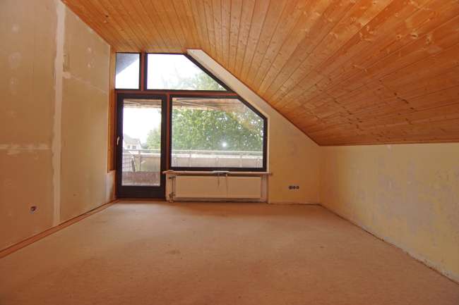 Immobilie in Roßtal - Roßtal-S-Bahn Nähe: Einfamilienhaus mit PV, Solar, Doppelgarage und Traumblick auf Felder und Wiesen - Bild 6