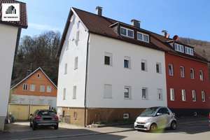Investieren, einziehen, profitieren – attraktives 3 Mehrfamilienhaus in Bad Urach! – Die vollständige Adresse der Immobilie erhältst du vom Anbieter., 72574 Bad Urach – Vorschaubild 2