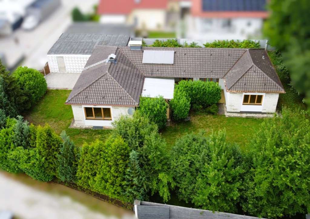 Immobilie in Mettenheim - **Ebenerdiger Wohnkomfort mit 200 m² Wohnfläche**
Stilvoller, ruhig gelegener Bungalow mit Garten - Bild 0