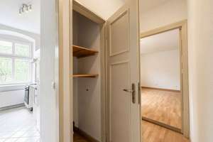 Bezugsfreie 1-Zimmer-Altbauwohnung in Wilmersdorf | Einbauküche | Keller | 36 m² | sehr gute Lage! – Die vollständige Adresse der Immobilie erhältst du vom Anbieter., 10713 Wilmersdorf, Berlin – Vorschaubild 4
