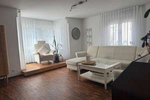 * Untertürkheim: Sehr schöne, großzügige 4,5-Zi.-Wohnung direkt an den Weinbergen * EBK * TL-Bad *
