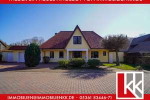 Wohnen am Waldrand: Einfamilienhaus in Neuhaus mit Pool und mediterranem Flair
