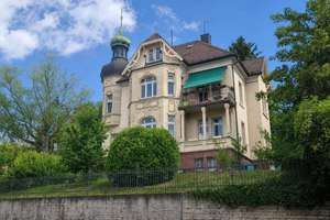Traumhafte 4- Zimmer- Altbauwohnung mit Balkon u. Garage