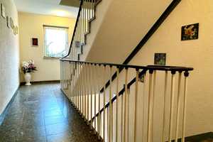 Charmante 2 Zimmer Dachgeschosswohnung mit Balkon sowie PKW-Stellplatz zum Eigennutz! – Düsseldorf – Vorschaubild 2