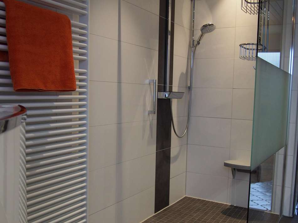 Dusche im Badezimmer Erdgescho