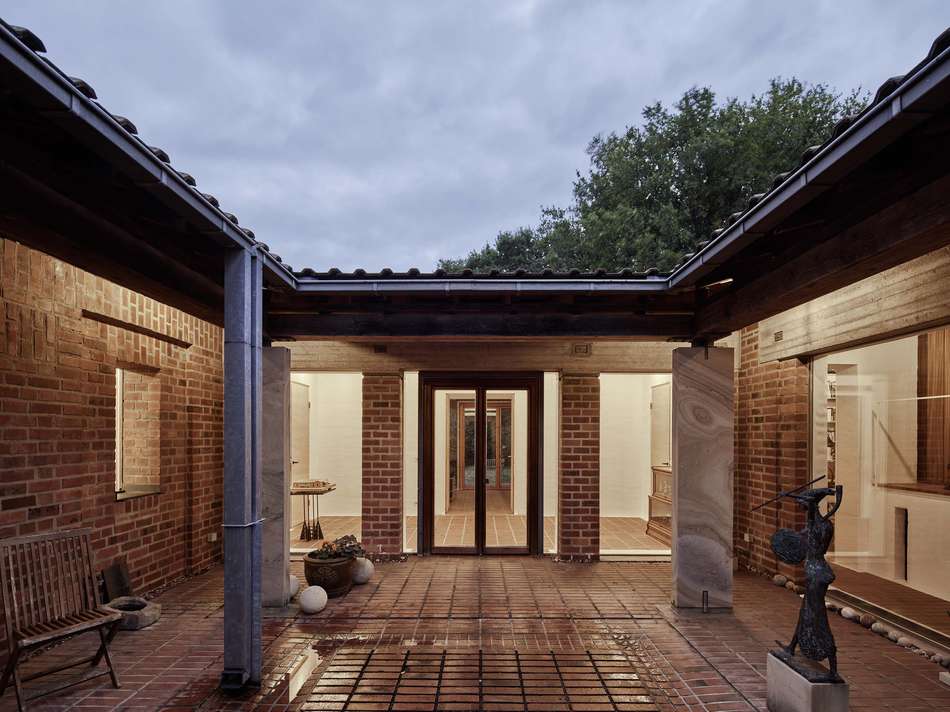 INNENHOF MIT SÄULENGANG