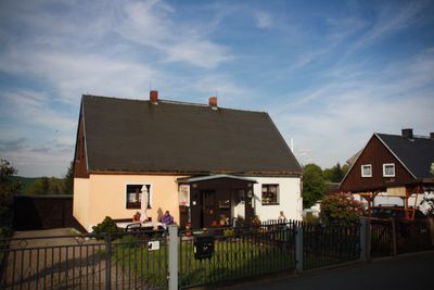 Vermietete kleine Doppelhaushälfte mit großem Garten