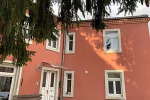 charmante 2-Raum-Wohnung mit kleiner Küchenzeile, Wintergarten und PKW-Stellplatz