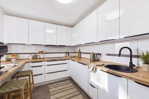 Moderne 4-Zimmer-Wohnung mit Einbauküche, Balkon & Garage in Regensburg! – 93057 Reinhausen, Regensburg – Vorschaubild 4