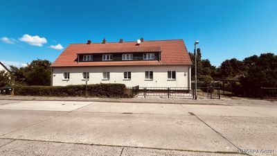 Gepflegter Reihenhausblock mit drei vermieteten Einheiten und großem Grundstück