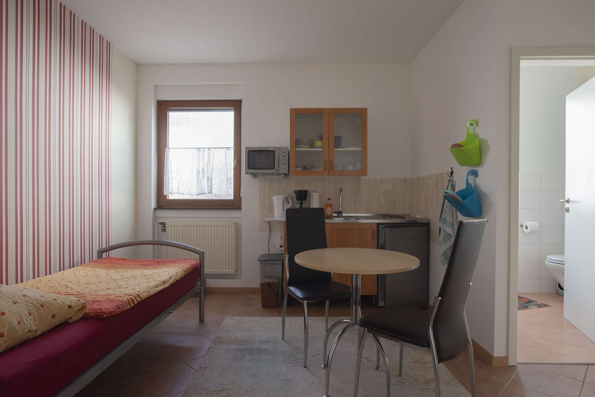 Wohnhaus mit vielen Optionen (aktuell 2 Apartments und viel Lagerfläche). Käuferprovisionsfrei!, Hochtaunuskreis – Bild 3