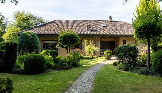 Bild von *** MASSIV BUNGALOW mit WALMDACH auf RIESEN GRUNDSTÜCK mit kleinem WALDSTÜCK ***