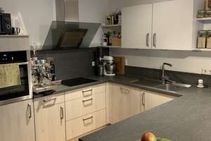 Stilvolle 2-Zimmer-EG-Wohnung mit Einbauküche 3-türigen Schiebetürenschrank, Terrasse und Garten – Kirchplatz 11a, 85051 Süd, Ingolstadt – Vorschaubild 3