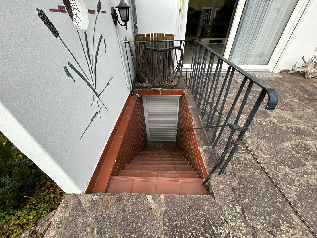 Gemütliches Reihenendhaus mit XL-Dachterrasse, Terrasse, Garten und zwei Garagen – Kelleraufgang