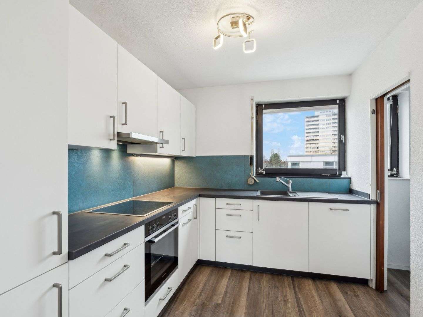 Lichtdurchfluteter Wohntraum im Dreiländereck – Modernisiertes Dachgeschoss mit Riesenbalkon, Lörrach Kreis – Bild 4