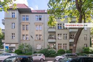 IMMOBERLIN.DE - Charmante Stuck-Altbauwohnung mit ruhigem Balkon im beliebten Rheingauviertel – Die vollständige Adresse der Immobilie erhältst du vom Anbieter., 14197 Friedenau, Berlin – Vorschaubild 1
