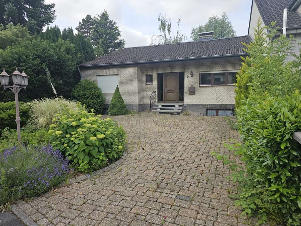Interessantes Reihenhaus wie Bungalow Hanglage toller Garten Rundell im Vorgarten