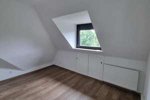 Modernisierte 2-Zimmer-Dachgeschosswohnung mit Balkon in Krefeld (mit Klimaanlage) – Schillerplatz 6, 47799 Cracau, Krefeld – Vorschaubild 6