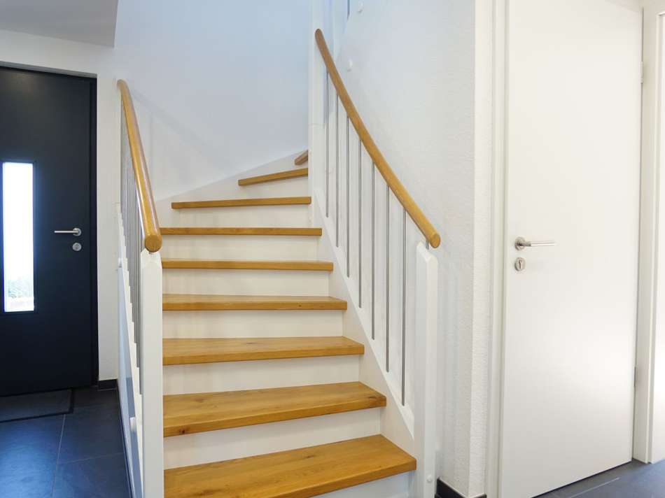 Holztreppe ins Dachgeschoss