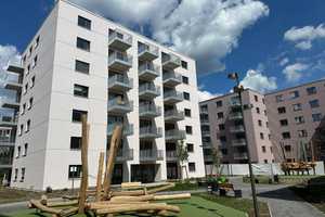 OHNE WBS - Erstbezug - helle 2 Zimmer Wohnung mit Balkon, Dusche und offener Wohnküche – Anne-Frank-Straße 10, 12524 Berlin – Vorschaubild 1