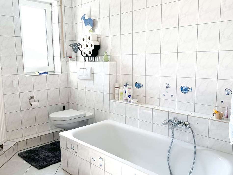 Bad mit Dusche und Wanne