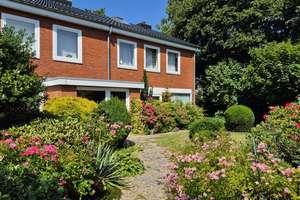 Geräumiges 7-Zimmer Reihenendhaus in Bremen-Grolland mit gepflegtem Garten 