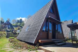 Günstig ins Eigenheim!
Kleines Chalet zum top Preis. Billiger als Miete. Tolle Lage und gut saniert – Die vollständige Adresse der Immobilie erhältst du vom Anbieter., 94078 Freyung – Vorschaubild 1