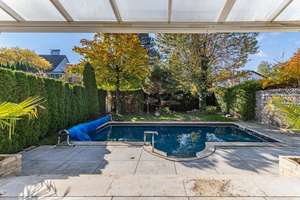 Genießen Sie den kommenden Sommer in Ihrem neuen Haus mit Pool in ruhiger Lage!