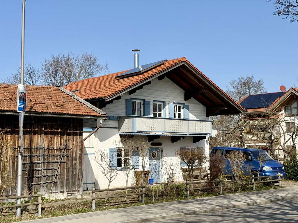 Immobilie in Übersee - Haus mit Gewölbe & Charakter in Übersee – Wintergarten, Dachterrasse & freier Blick ins Grüne - Bild 0