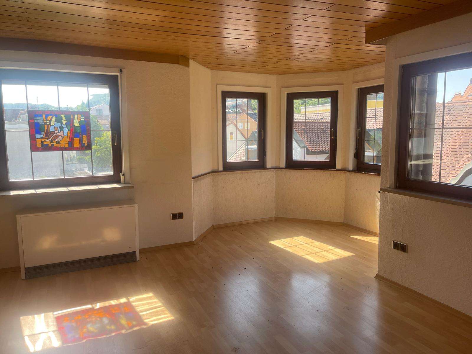 Dachgeschosswohnung mit Bühnengeschoss und Gartenanteil, Ostalbkreis – Bild 1